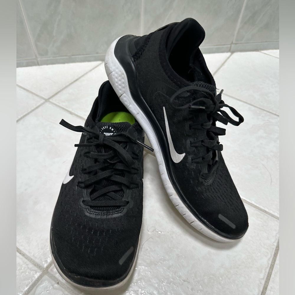 Women 6.5 Black Nike Sneakers